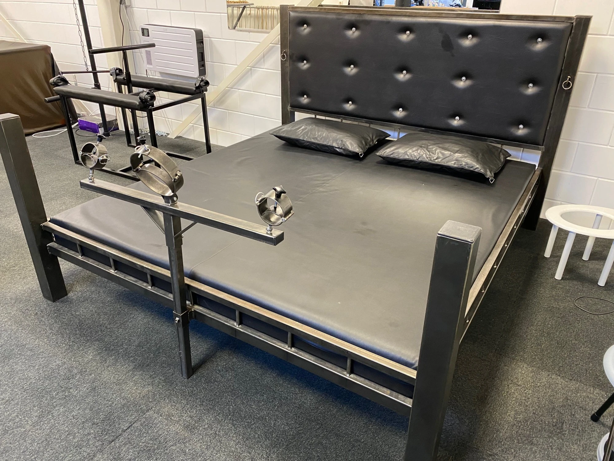 Zwart Lederen Kussensloop Full-size (50 X 70 Cm) Van NLLeather 5 Zwart Lederen Kussensloop Full-size (50 X 70 Cm) Van NLLeather - Afbeelding 3