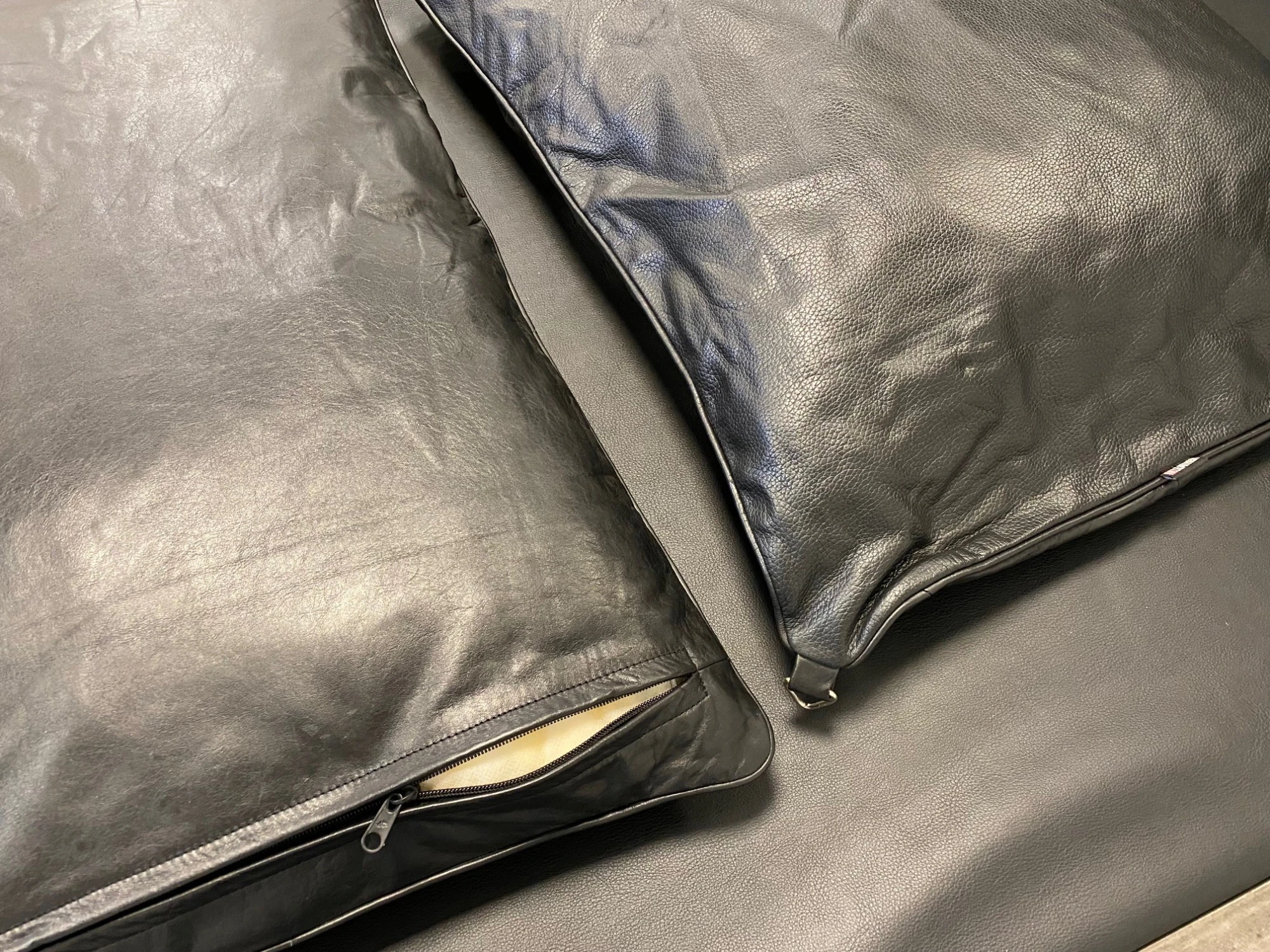 Zwart Lederen Kussensloop Full-size (50 X 70 Cm) Van NLLeather 7 Zwart Lederen Kussensloop Full-size (50 X 70 Cm) Van NLLeather - Afbeelding 5