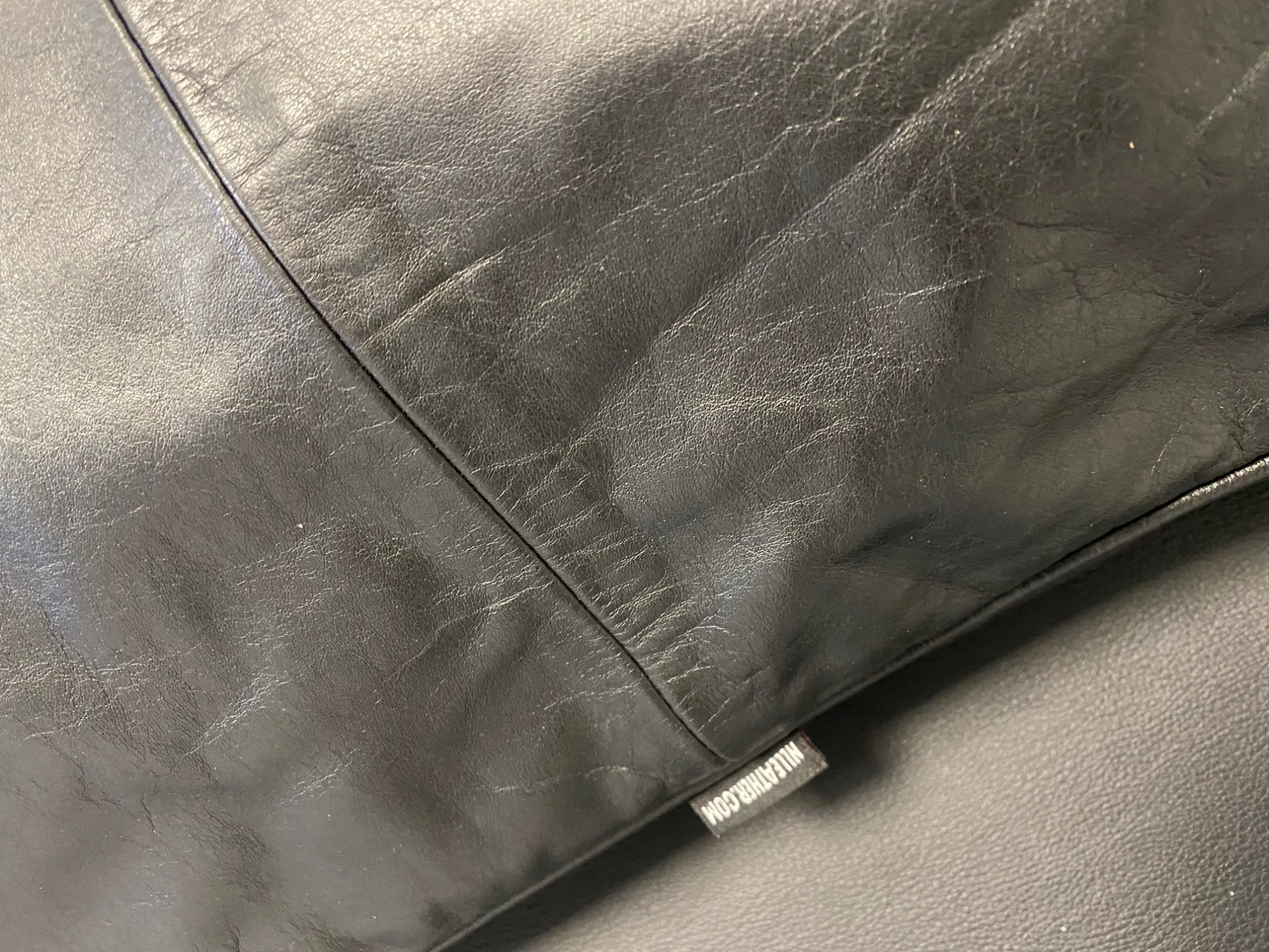 Zwart Lederen Kussensloop Full-size (50 X 70 Cm) Van NLLeather 4 Zwart Lederen Kussensloop Full-size (50 X 70 Cm) Van NLLeather - Afbeelding 2